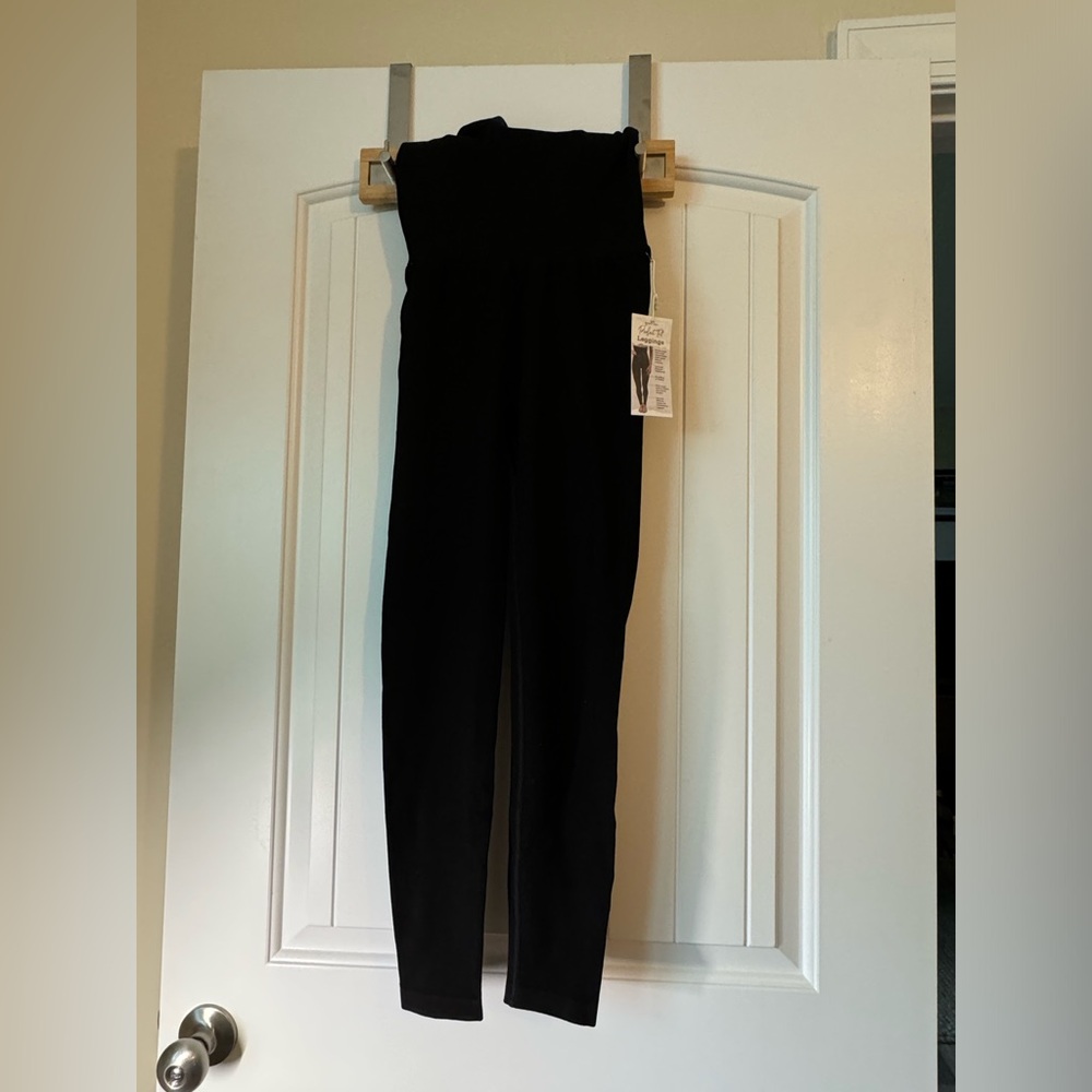 Grace and Lace Black Leggings. Size small NWT